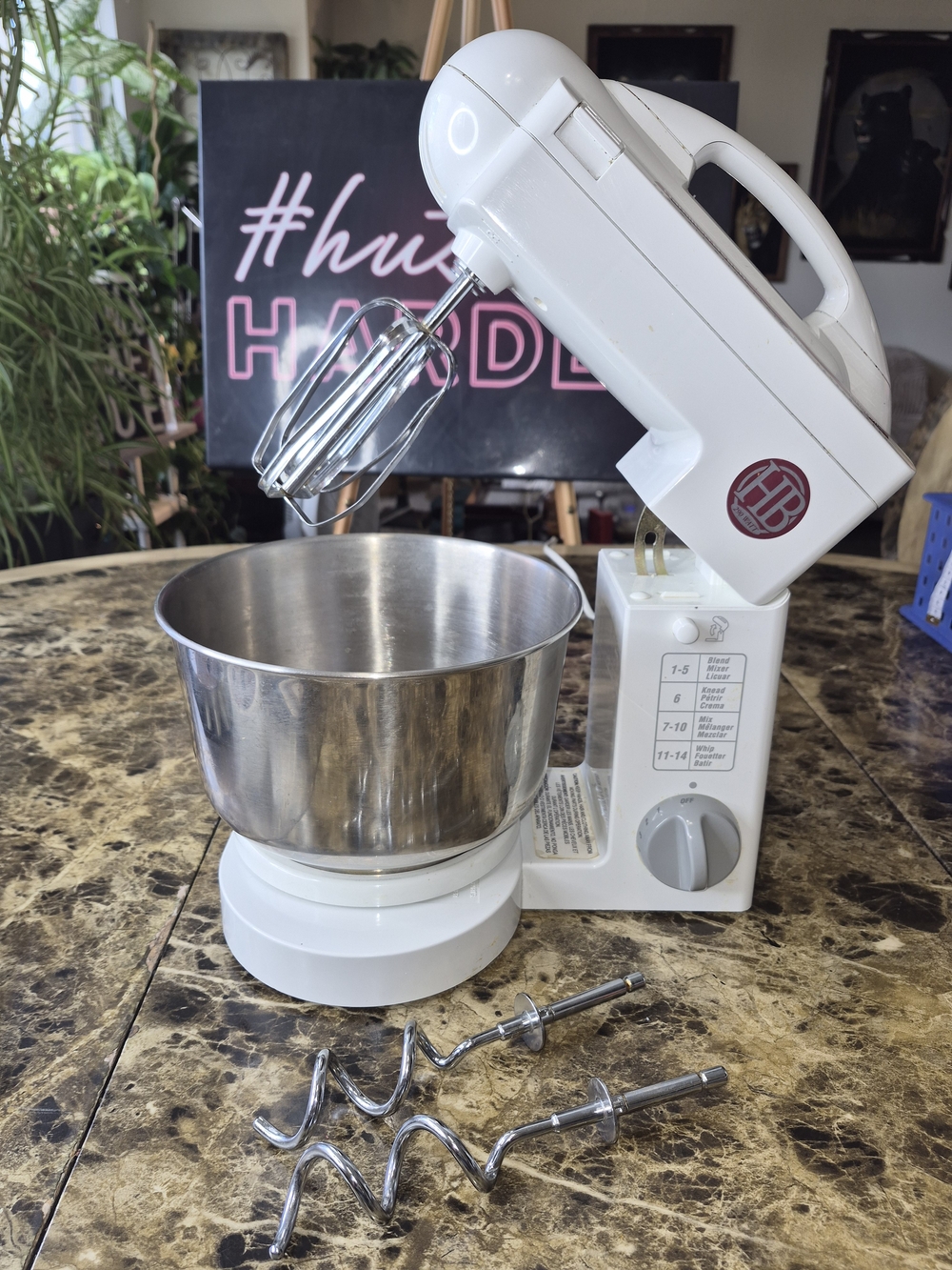 Hamilton Beach ChefMix 4 Qt Stand Mixer 290W 14-Speed White w/ Beaters Hooks